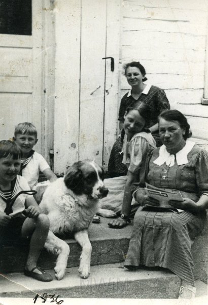 KKE 4957.jpg - Fot. Przed domem. Miratycze, 1936 r.